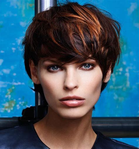 Entre coupe garçonne, look boyish, coupe au bol fashion ou carré déstructuré. Les meilleurs idées coiffures et les nouvelles coupes ...