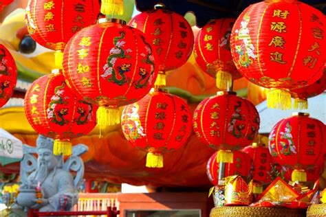 金玉满堂 jīn yù mǎn táng abundant wealth in the house. Why Red Is the Color of Chinese New Year | Reader's Digest