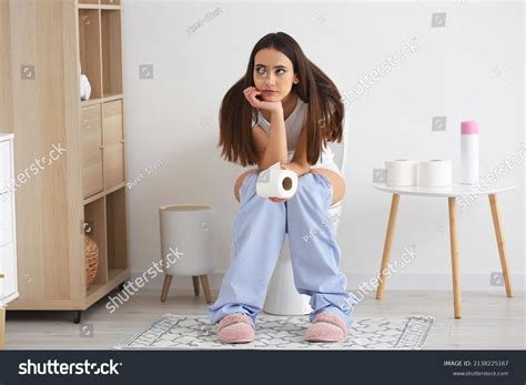 Girl Sitting On A Toilet Immagini Foto Stock E Grafica