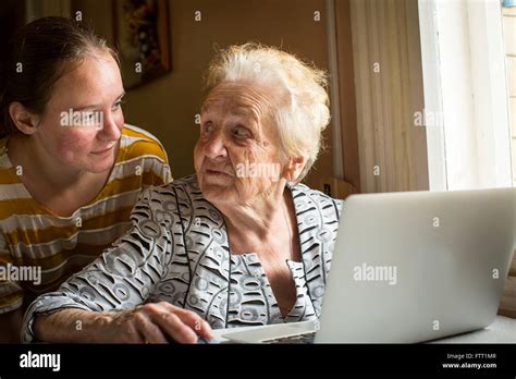 Jeune Fille Avec Une Femme Plus âgée Banque De Photographies Et D