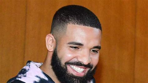 Drake Shows Off Ripped Beach Bod In Shirtless Vacation Photos