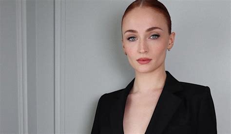 The Funny Way Sophie Turner Applies Lip Balm Newbeauty