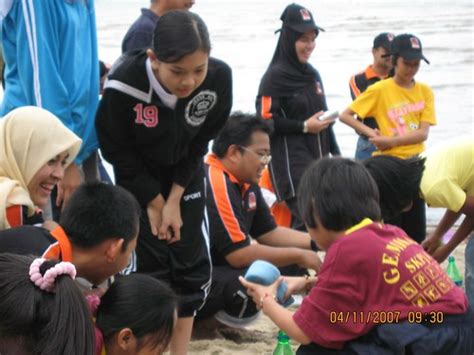 Buat beberapa lubang drainase di dasar botol, isi. Sukaneka isi air dalam botol | SITI SAPURA RAFFEE | Flickr