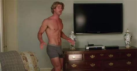 Video Chris Hemsworth Strips Off In Trailer For His New Film Vacation