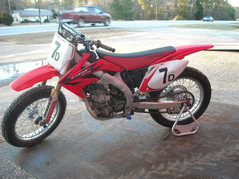 The 2006 honda crf450r brings in quite a spectacular set of improvements to the unicam engine, now fueled by a lager carburetor and sporting a smaller exhaust valve, lighter decompression system. 2006 Honda CRF450R Flat Track Dirt Bike Flattracker CRF ...