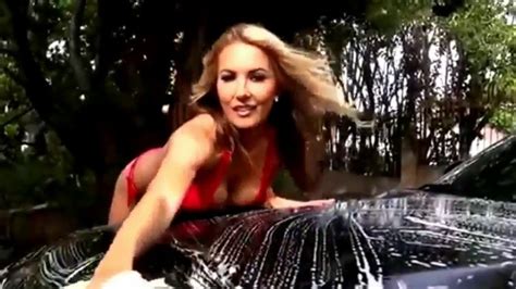 Сексуальные девушки моют машину и думают о шнековом насосе youtube