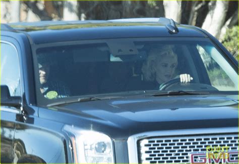 Gwen Stefani Blake Shelton Take A Drive Together Photo Blake Shelton Gwen Stefani