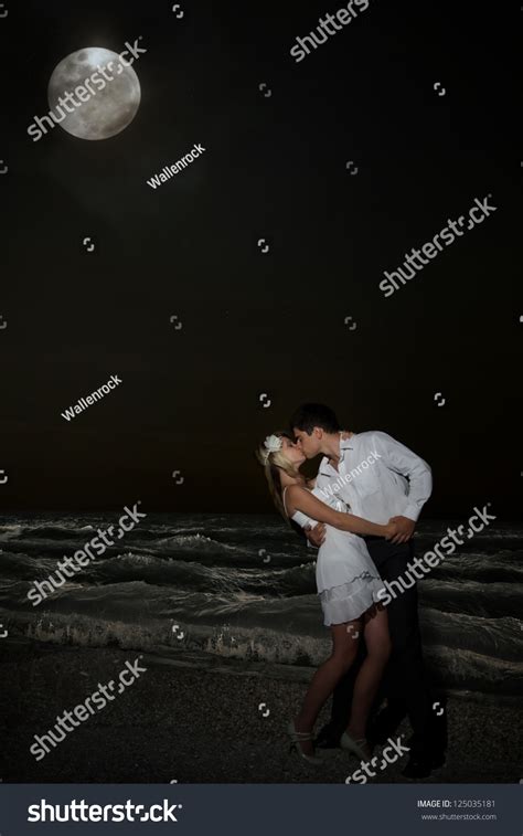 640 Kissing Moonlight Images Stock Photos And Vectors Shutterstock