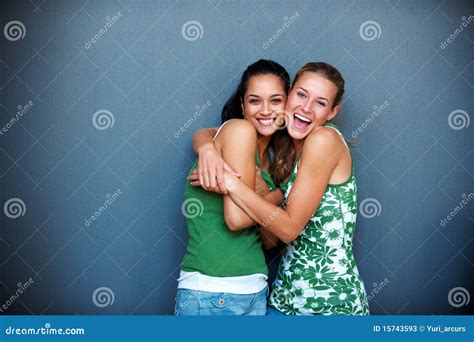 Freundschaft Zwei Freundinnen Die Eachother Umarmen Stockbild Bild Von Mädchen Umarmen