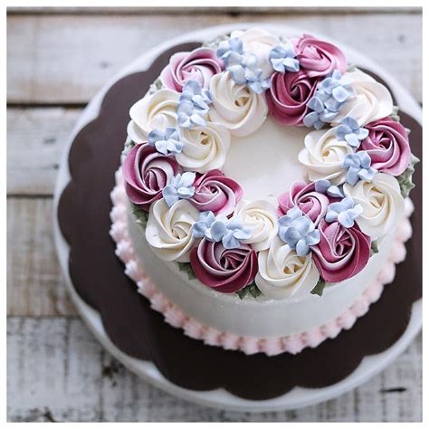 Frosting is stiffer and pipes well and consists of cream or butter. Baby Shower Cakes And Frosting Recipes | Cake decorating ...