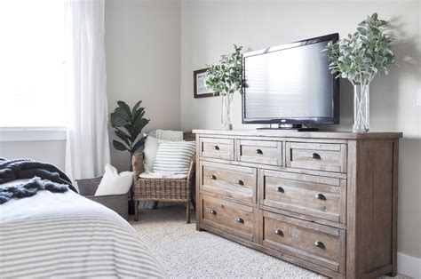 Family design is one of the sweetest. Farmhouse Style Master Bedroom Decoration Ideas (44 ...