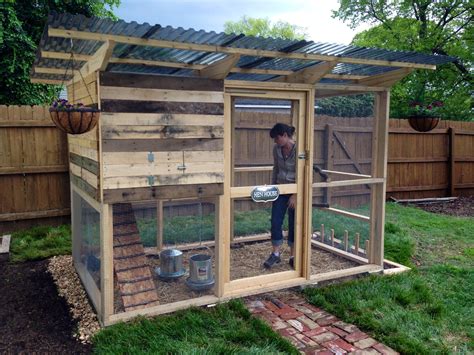 Go handmade with pallets and get it in no time! Denny Yam: Pallet chicken coop plans