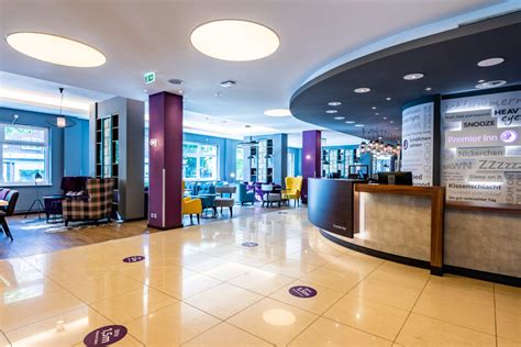 A family hotel near hamburg airport with a restaurant, meeting rooms and panorama sauna and fitness area on the 18th floor. "Lobby" Premier Inn Hamburg City Alster (Hamburg ...