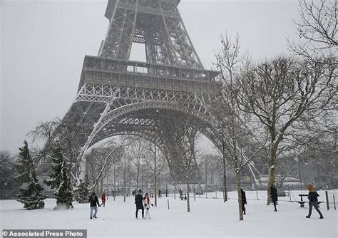 Snowy Paris Gets Raves From Tourists Even With Eiffel Daily Mail