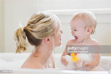 Mom Daughter Bath Photos Et Images De Collection Getty Images