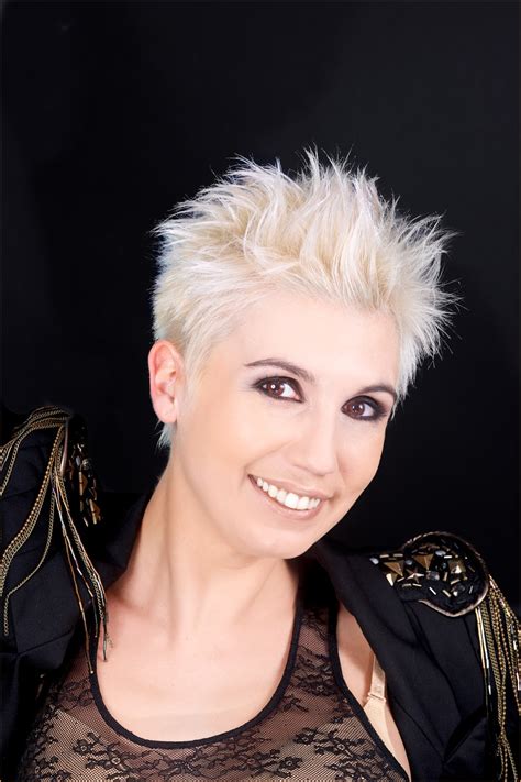 Voici une coiffure courte et un peu négligée: Liste : Les +20 top photos de modèle coiffure courte femme ...