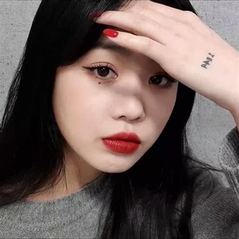 Need some convincing that minimalist tattoos are worth getting? Pin de 𝐋𝐨𝐥𝐚 ˎˊི᭝ em ꦿꦿ꒱ soojin꧉˚. | Soyeon, Tatoo, Tatuagem