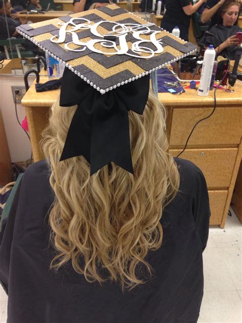 ️hairstyles To Wear With Graduation Cap Free Download
