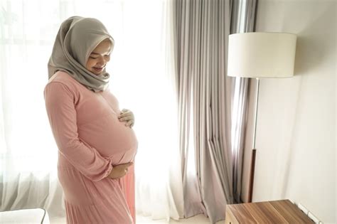 Premium Photo Beautiful Asian Woman Pregnant Wearing Hijab