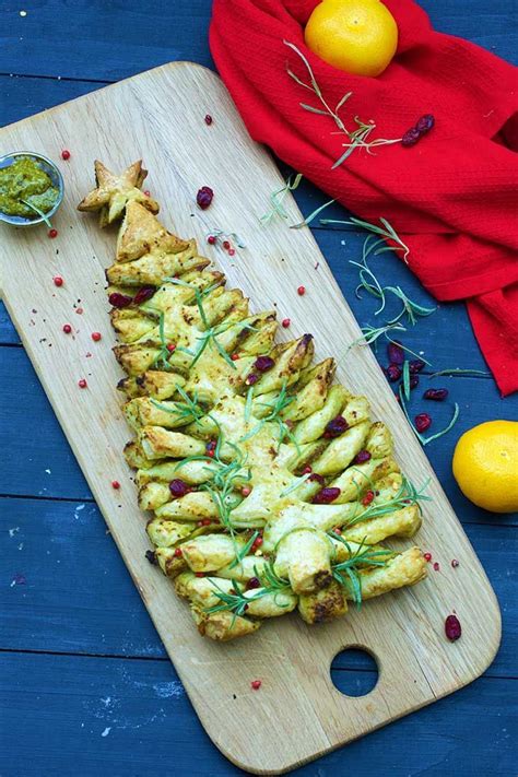 Serve with a sweet chilli dipping sauce. Christmas Tree Appetizer | Gourmandelle | Recipe | Vegan christmas recipes, Vegan christmas ...