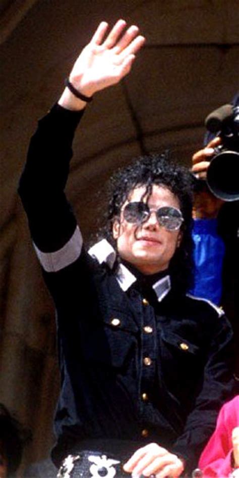 Waving To The Fans ♥ Michael Jackson Photo 22550253 Fanpop