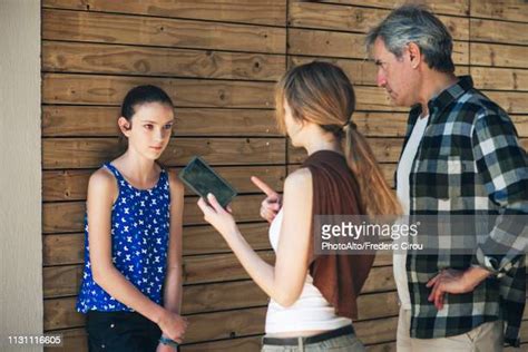 Mom And Dad Talking To Teens Photos Et Images De Collection Getty Images