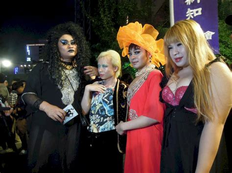為喚起社會大眾對於跨性別者的重視，同婚團體台灣同志諮詢熱線25日在西門町舉辦台灣第一屆跨性別遊行，與會民眾盛裝打扮出席。 新聞 Rti 中央廣播電臺