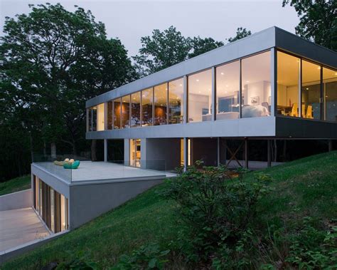 Panoramic Views Surround This Cantilevered House From All Four Sides