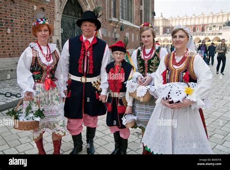 die familie in cracow regionale tracht osterfeier von lebensmitteln marktplatz in krakau