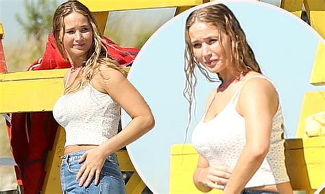 Jennifer Lawrence Looks Slender In A Skimpy Tank Top As She Films No Hard Feelings Daily Mail