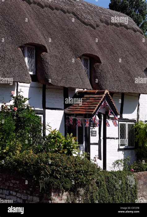 Thatched Cottage In Hampshire Uk Stock Photo Alamy
