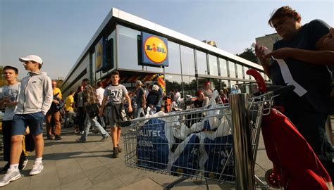 Code fuori dai punti vendita e affari. Le scarpe Lidl low cost rivendute a prezzi folli sbarcano ...