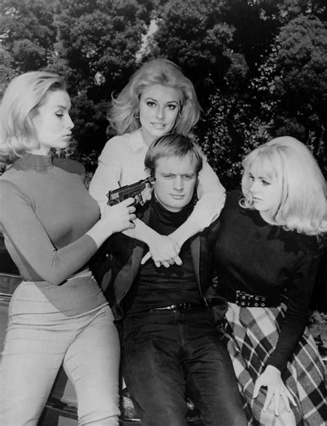 Danica Dhondt Sharon Tate And Kathy Kersh Pose With David Mccallum On The Set Of The Man From