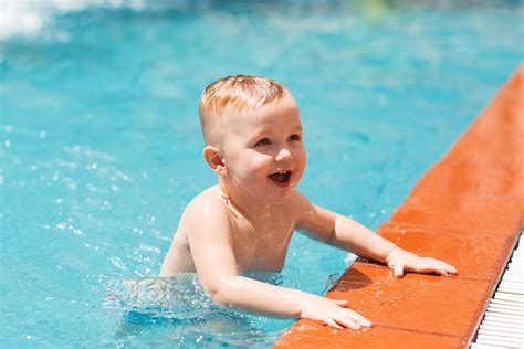 piscine bebe age à quel âge emmener votre enfant à la piscine