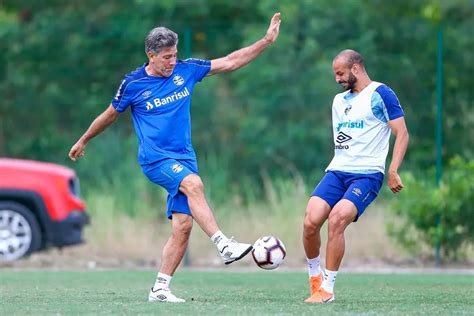 Triste Renato manda recado após Thaciano ir em definitivo para o Bahia