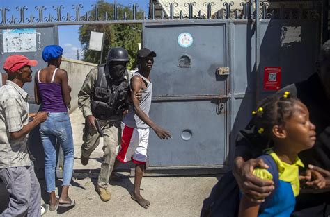 Haiti Prison Breakout Leaves 25 Dead 200 On The Run News Hunter Menia