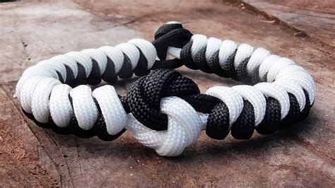 List of paracord knots some of the simple knots that beginners may find easy to get started with are the half hitch , square knot , cat's paw knot , slip knot , handcuff knot , cow hitch , figure 8 knot and common whipping. "Yin Yang And Snake Knot Paracord Bracelet" (Music Version) - YouTube