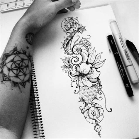 Tatuaggio fiore di loto in bianco e rosa su spine. 1001+ idee di tatuaggi fiori per scegliere quello ad hoc
