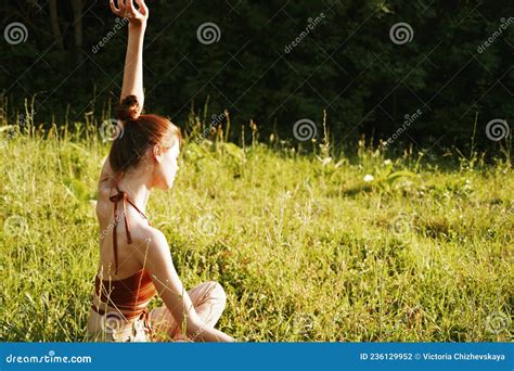 Frau Auf Dem Feld Sitzend Auf Der Rasen Meditation Rest Stockfoto Bild Von Sorglos Haar