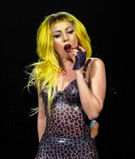 Pin By Lora On The Lady Gaga Lady Gaga Hair Celebrities Who Wear Wigs Yellow Hair