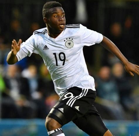 So soll die freundin des fußballers bereits 18 jahre alt sein. sp-Fußball-DFB-U16-Moukoko-Österreich-bunt-Meldung ...