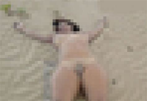 画像海水浴場で全裸の男たちに群がられてる全裸女性の正体wwwwww ポッカキット SexiezPicz Web Porn