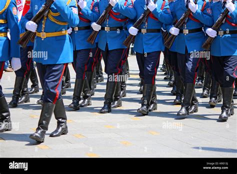 Soldados Marchando Con Rifles Fotografías E Imágenes De Alta Resolución