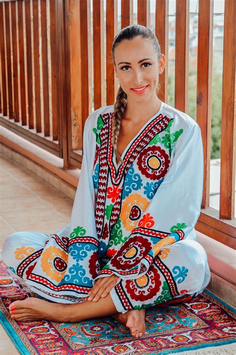 tajikistan-its-traditional-clothing-la-elegantia
