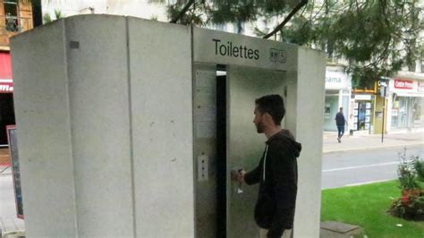 Ch Tellerault On Se Presse Dans Les Toilettes Publiques