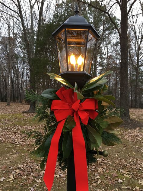 10 Christmas Lamp Post Decoration Ideas