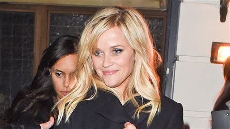 Reese Witherspoons Messy Waves Look Even Better At The End Of The