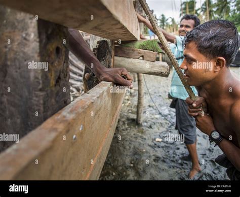 Sittwe Rakhine Myanmar 7th Nov 2014 Rohingya Muslim Workers Make A New Boat Near The Port