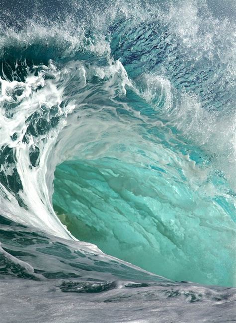 An Ocean Wave With Green And Blue Colors