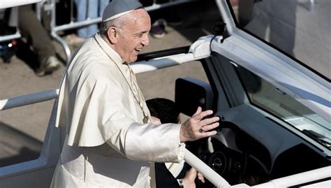 Papa Francisco Se Baja Del Papamóvil Para Ayudar A Carabinera Que Cayó